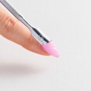 プッシャーでネイルをオフする様子