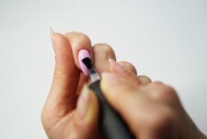 専用のブラシでネイルを塗る様子