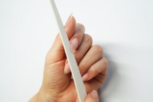 ネイルファイルで爪を整える様子