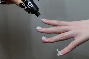 ネイルリムーバーの一つ、5’OFF GEL REMOVERでネイルをオフしている様子