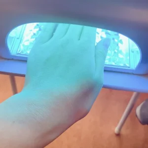 ネイルライトで硬化している様子